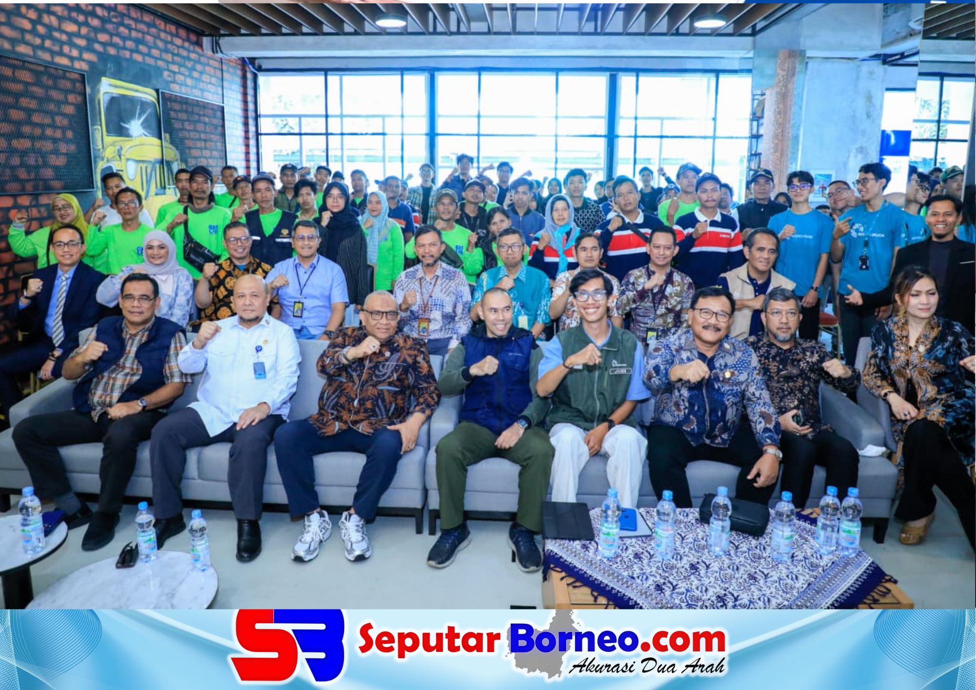 Wakil Menteri Ketenagakerjaan, Afriansyah Noor foto bersama peserta yang terdiri dari mahasiswa serta komunitas Gorong-gorong Bersih (GOBER) dan Gerakan Olah Sampah (GASLAH) dalam program Green Jobs Class Chapter Bandung pada Sabtu (14/2/2026) di BBPVP Bandung. FOTO: HUMAS KEMENAKER/SB