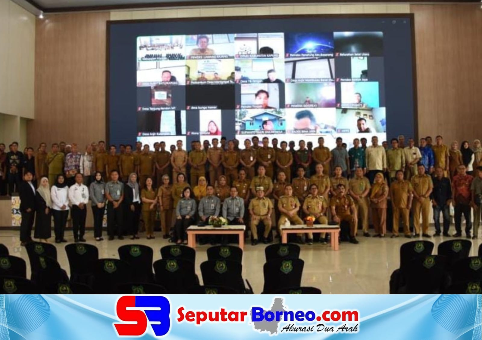 Bupati Kapuas, Muhammad Wiyatno bersama Kepala Kantor Wilayah Kementerian Hukum Kalimantan Tengah, Hajrianor foto bersama setelah Pelatihan Paralegal Pos Bantuan Hukum (Posbankum) Desa dan Kelurahan Tahun 2026 di Aula Kantor Bupati Kapuas, pada Senin (23/2/2026). FOTO: FADLI/SB