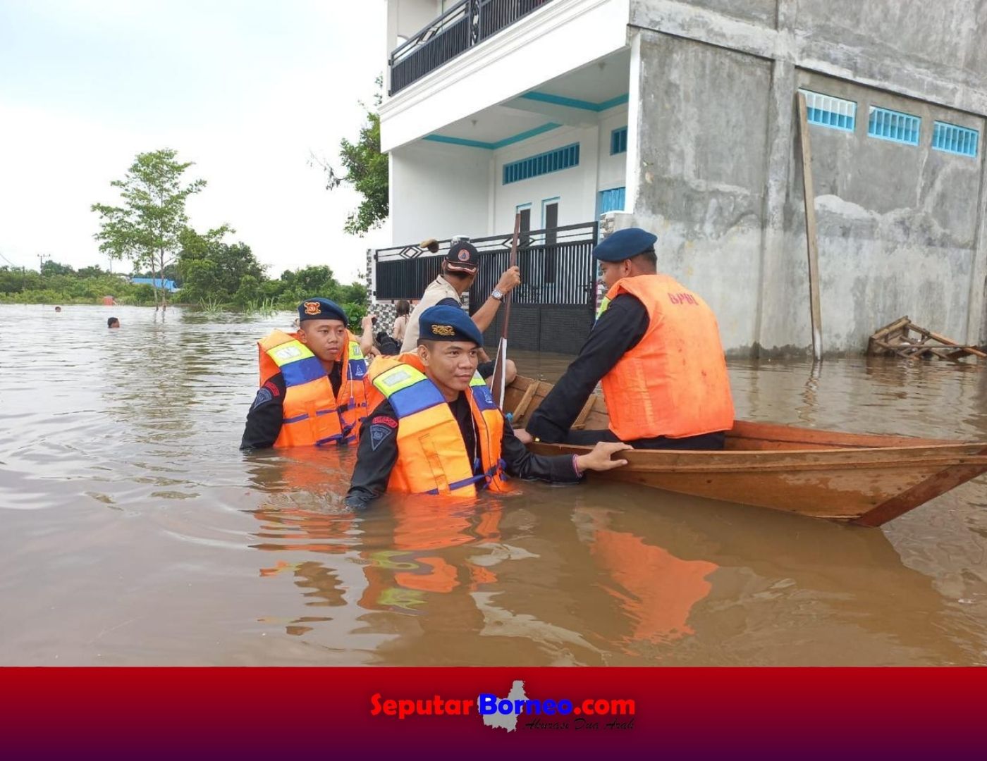 Satbrimob Evakuasi dan Distribusikan Bantuan Untuk Warga Terdampak Banjir di Mura 