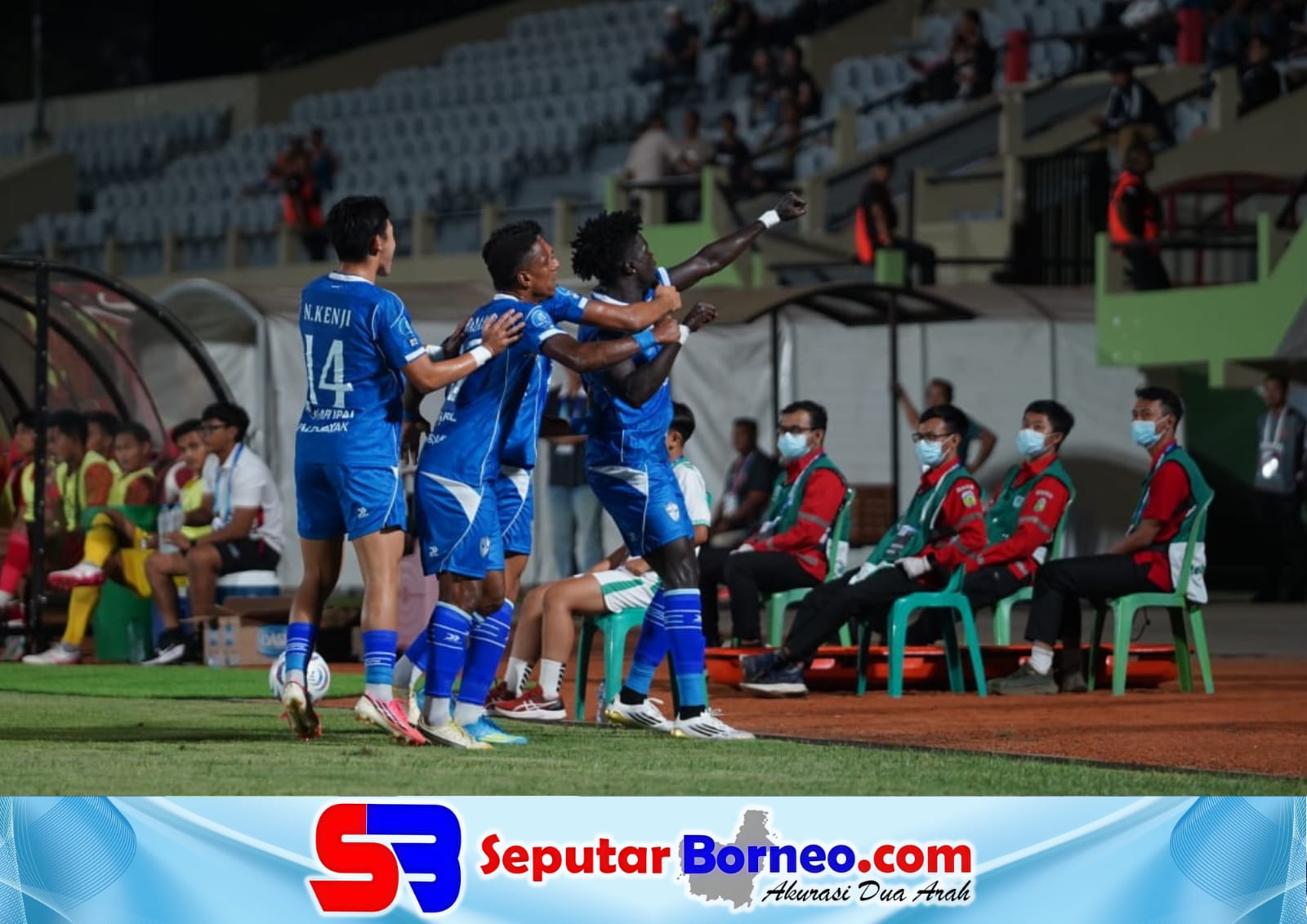 Pemain Isenmulang Kalteng FC merayakan gol kemenangan yang dicetak Modou Manneh saat melawan Persijap Jepara, pada Jumat malam (16/10/2026). FOTO: MO ISENMULANG KALTENG FC/SB