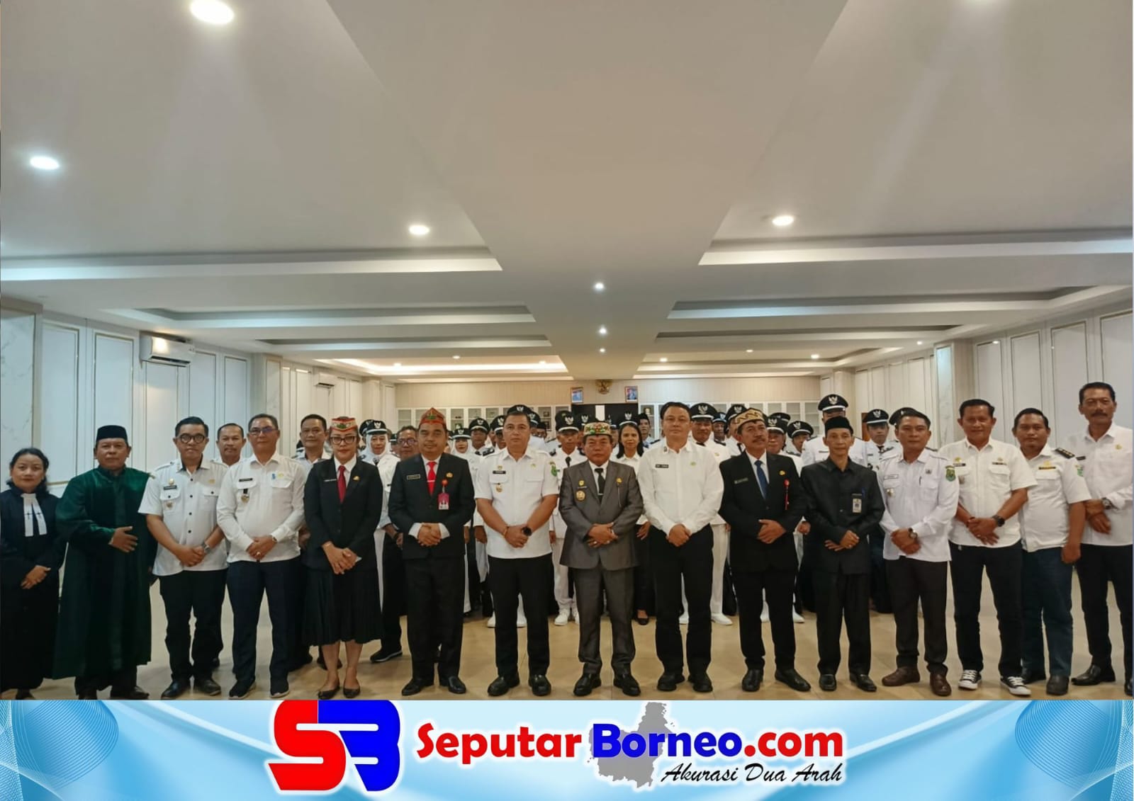Bupati Kapuas H. Muhammad Wiyatno bersama Wakil Bupati Kapuas Dodo, Sekretaris Daerah Kapuas Usis I Sangkai, Kepala Kantor Kementerian Agama Kabupaten Kapuas, para asisten dan staf ahli bupati, kepala perangkat daerah, para camat, Pj Kepala Desa dan BPD foto bersama. FOTO: FADLI/SB