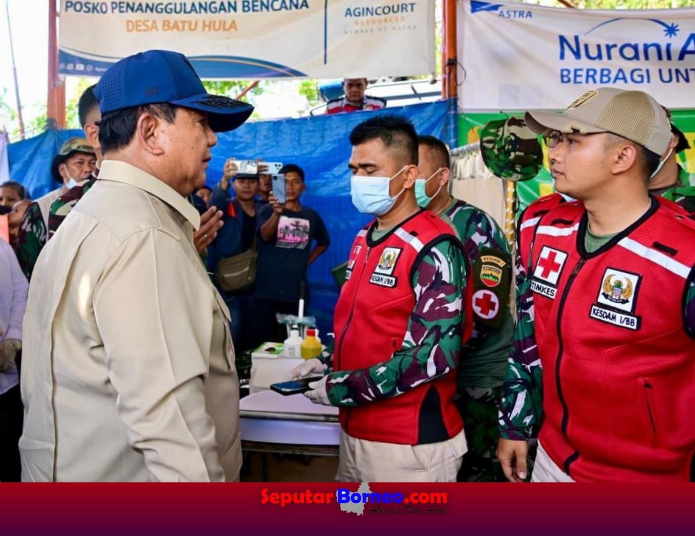 Presiden Prabowo Subianto berbincang dengan tenaga kesehatan saat meninjau Posko Kesehatan Kodam I/Bukit Barisan yang terletak di Desa Batu Hula, Kecamatan Batang Toru, Kabupaten Tapanuli Selatan Provinsi Sumatera Utara, pada Rabu (31/12/2025). FOTO: BPMI SETPRES