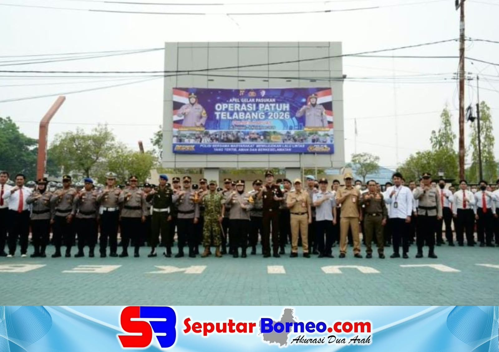 Foto bersama setelah Apel Gelar Pasukan Operasi Patuh Telabang 2026 di Polres Kapuas, Senin (26/10/2026) pagi.FOTO: FADLI/SB
