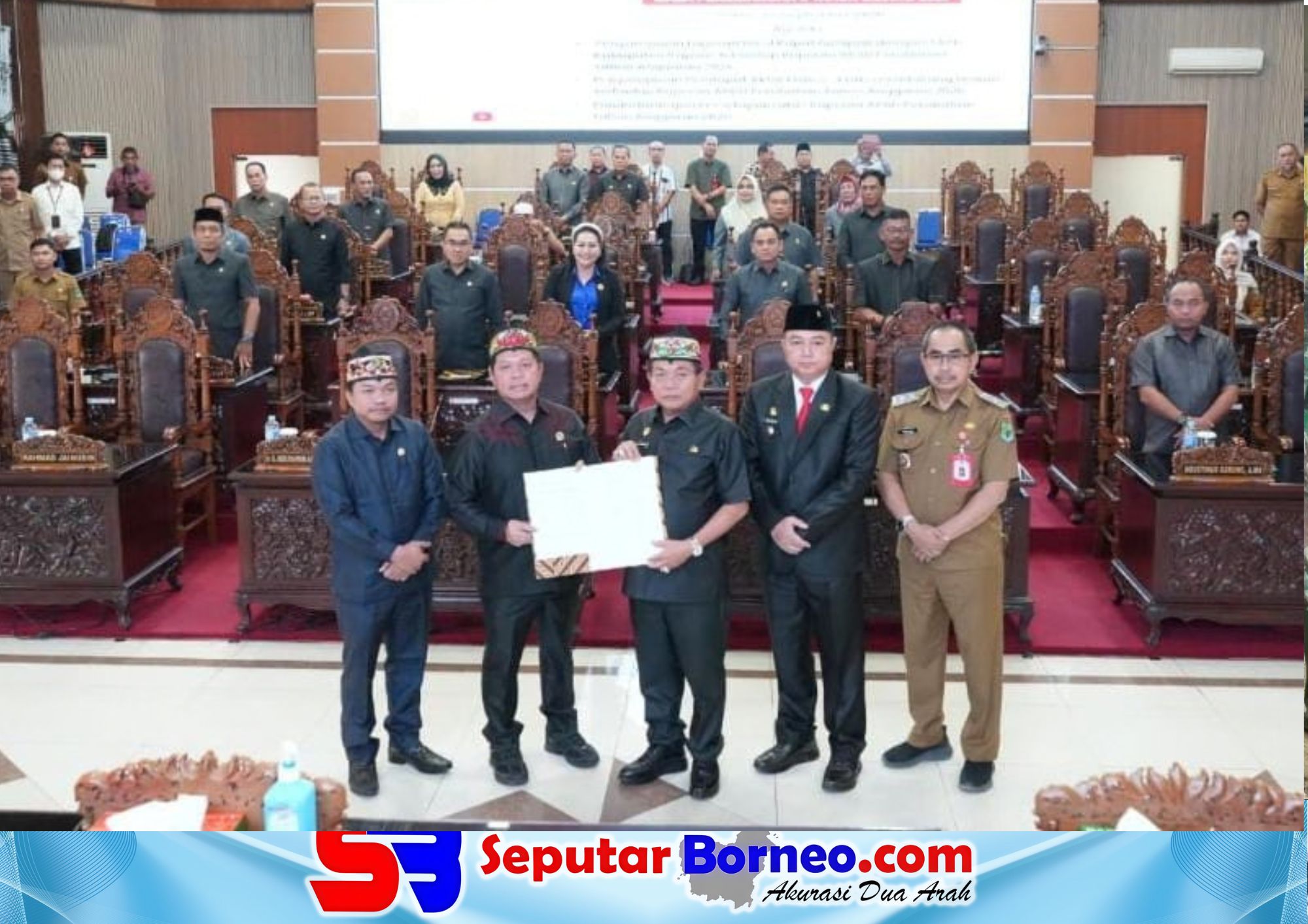 Wakil Ketua I DPRD Kabupaten Kapuas Yohanes., ST., didampingi Wakil Ketua II Berinto bersama Bupati Kapuas HM Wiyatno, Wakil Bupati Kapuas Dodo menunjukkan dokumen kesepakatan Rancangan Peraturan Daerah (Raperda) tentang Perubahan Anggaran Pendapatan dan Belanja Daerah (APBD) Kabupaten Kapuas Tahun Anggaran 2026, Senin (28/9/2026). FOTO: FADLI/SB