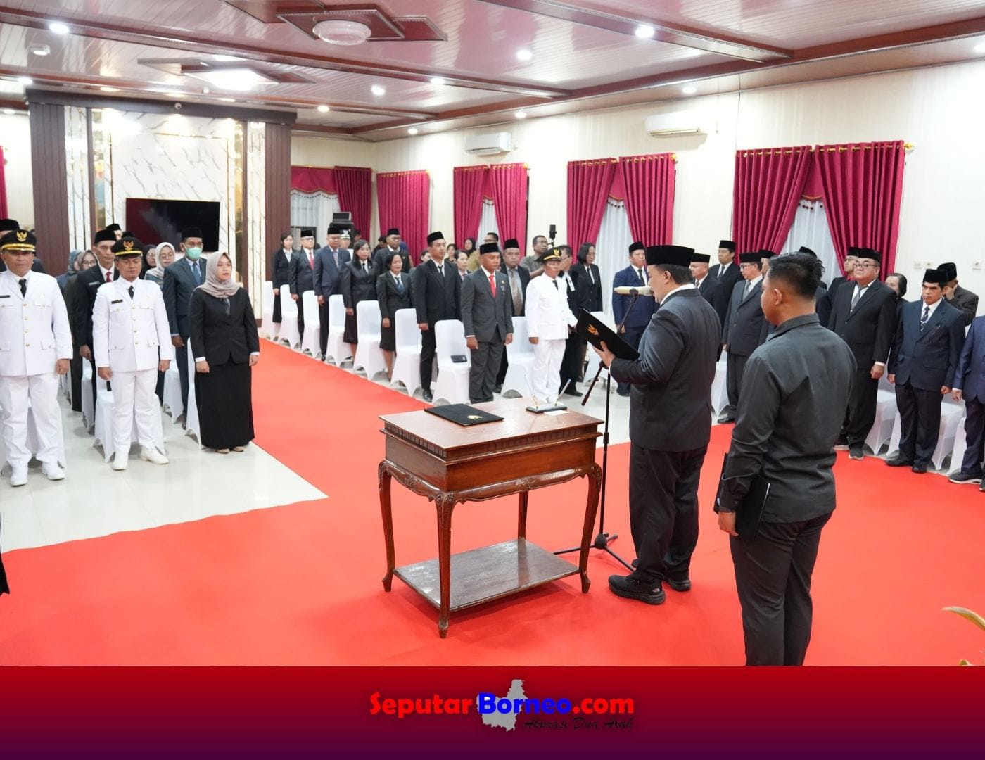 Bupati Lamandau Rizky Aditya Putra memimpin langsung Upacara Pelantikan dan Pengambilan Sumpah/Janji Jabatan Administrator dan Pengawas di lingkungan Pemerintah Kabupaten Lamandau, pada Kamis malam (23/10/225). FOTO: BAYU/SB
