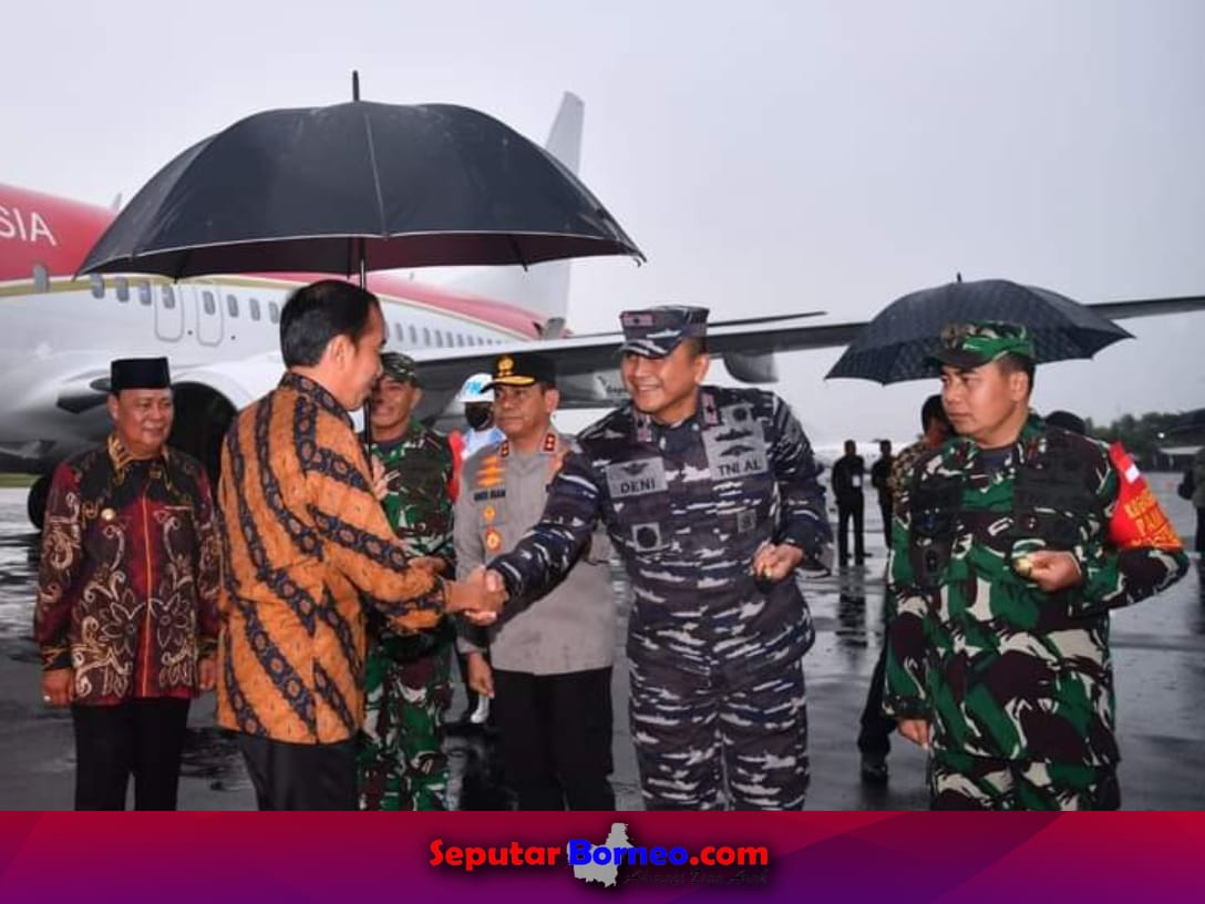 Danlantamal XIII Tarakan Menyambut Kedatangan Presiden RI Kunker di Kalsel