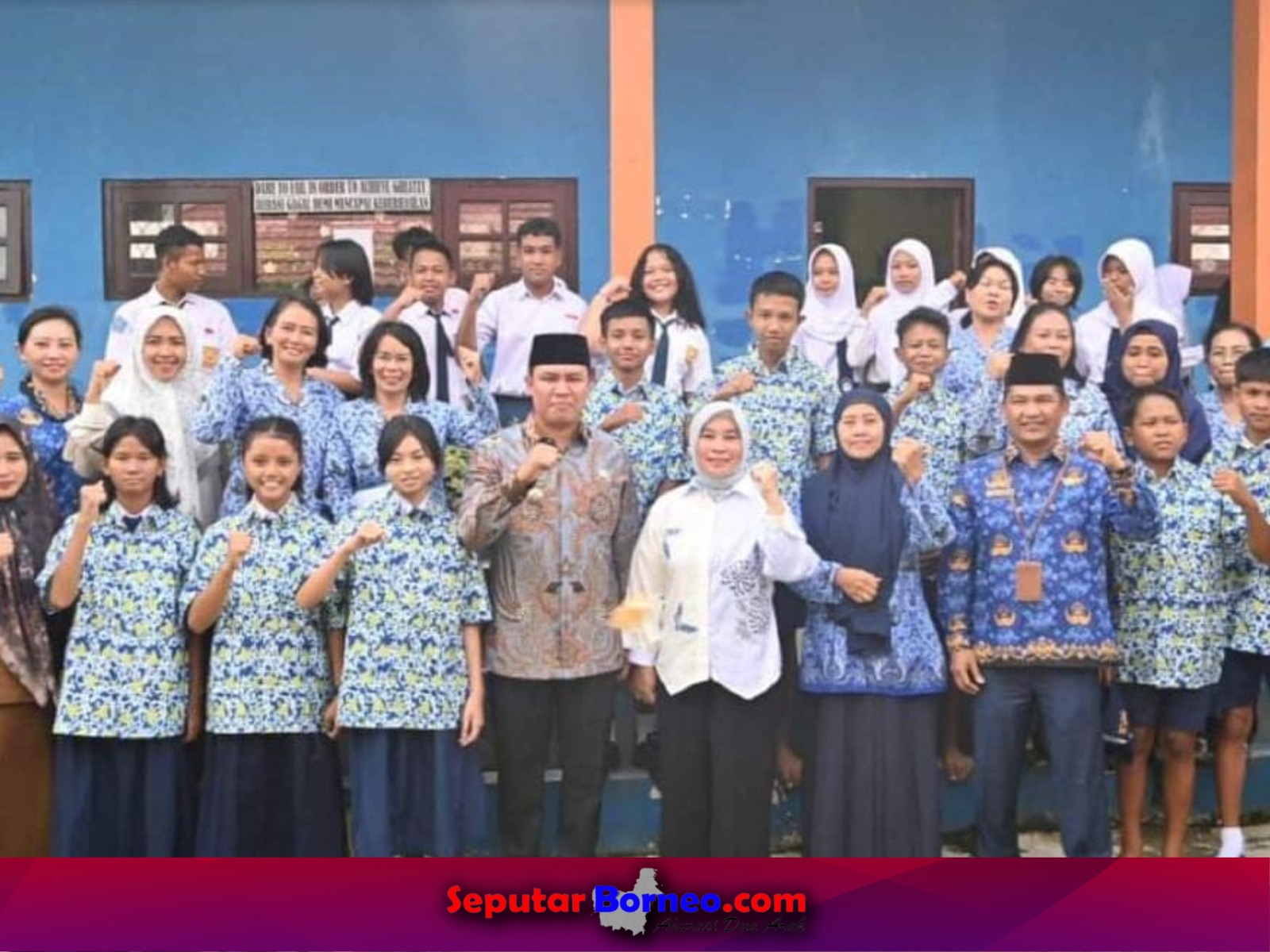 Bupati Lamandau Bagikan Baju Batik Gratis Kepada Seluruh Pelajar