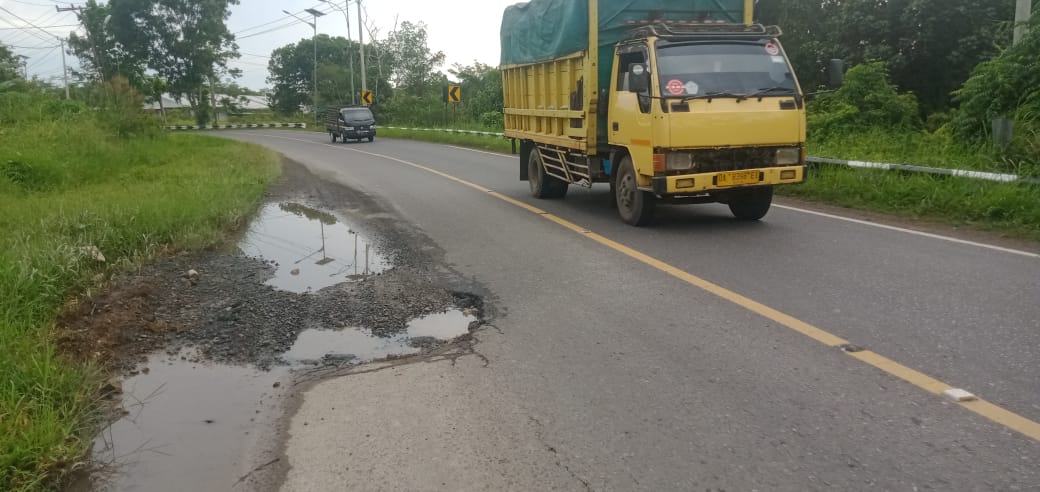 Lubang di Tikungan S Mantaren Ancam Pengguna Jalan 