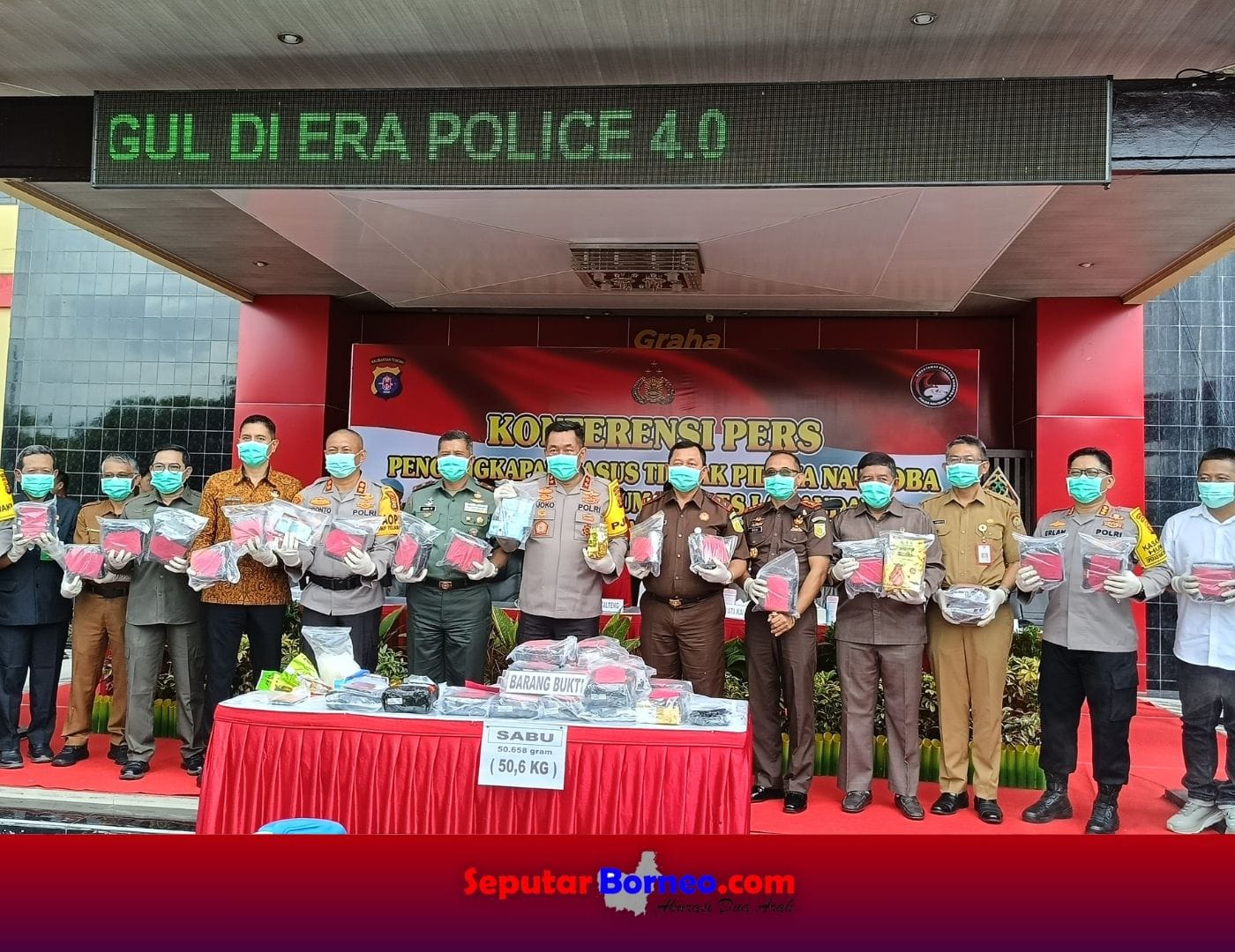 Kapolda Kalimantan Tengah Irjen Pol Djoko Poerwanto pada saat memusnahkan barang bukti narkotika jenis sabu, Selasa (15/10/2024). (FOTO:SEPUTAR BORNEO)