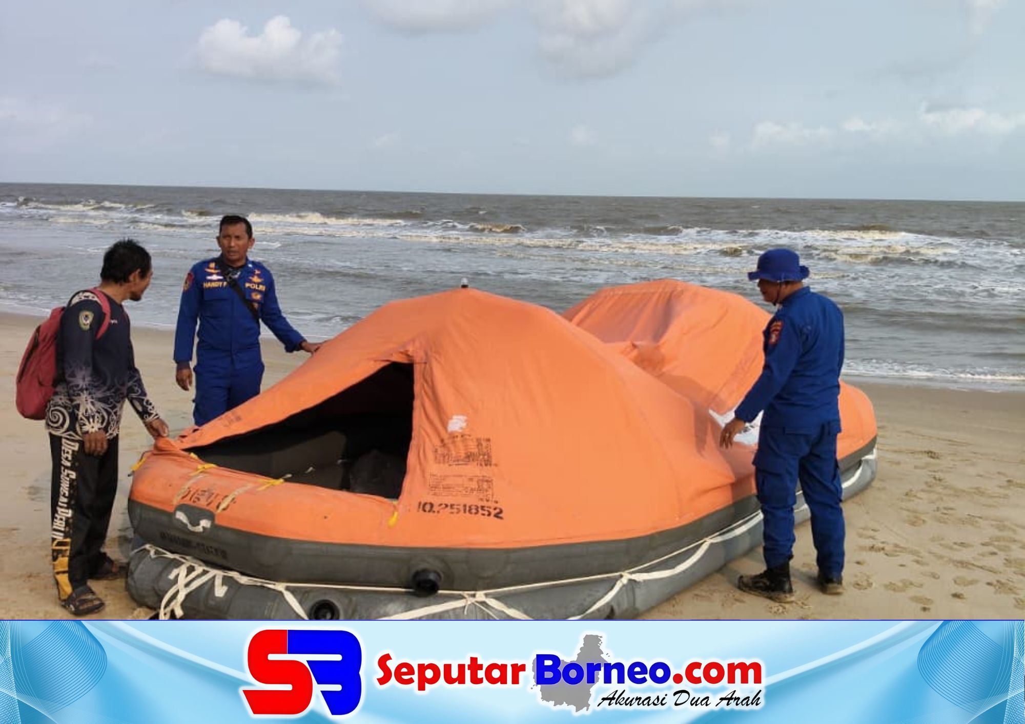 Personel Polairud Polda Kalteng saat menemukan liferaft diduga milik Virgo Transport 8 di Perairan Seruyan. (FOTO: ISTIMEWA)