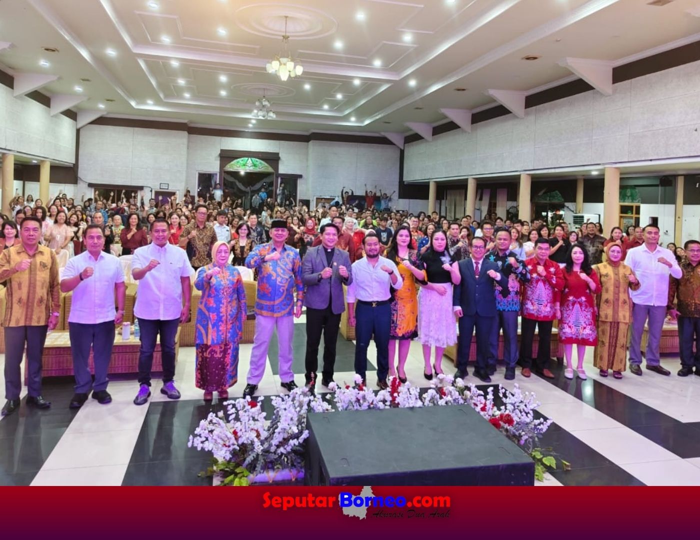 Bupati Barito Timur M. Yamin bersama Wakil Bupati Adi Mula Nakalelu, bersama Forkopimda didampingi Pj. Sekretaris Daerah Kabupaten Barito Timur, foto bersama dalam Perayaan Natal Gabungan Pemerintah Kabupaten Barito Timur Tahun 2025 di GPU Mantawara, Tamiang Layang, pada Senin (29/12/2025). FOTO:HUMAS/SB