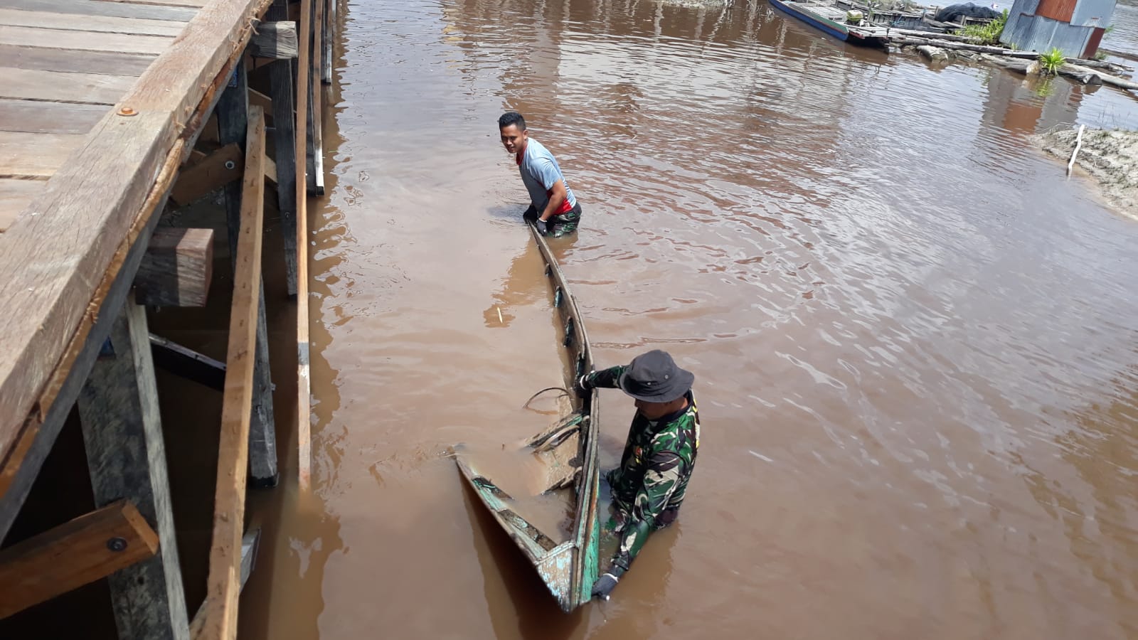 Satgas TMMD Bantu Evakuasi Perahu Warga Tenggelam