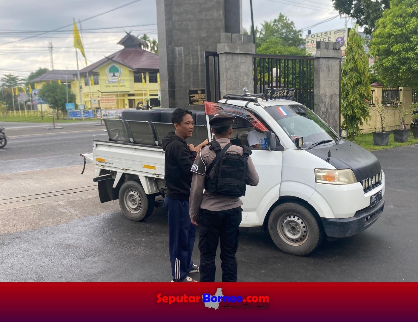 Petugas Jaga Mako Mapolda Kalteng saat melakukan pengecekan kendaraan yang masuk. (FOTO:ISTIMEWA)