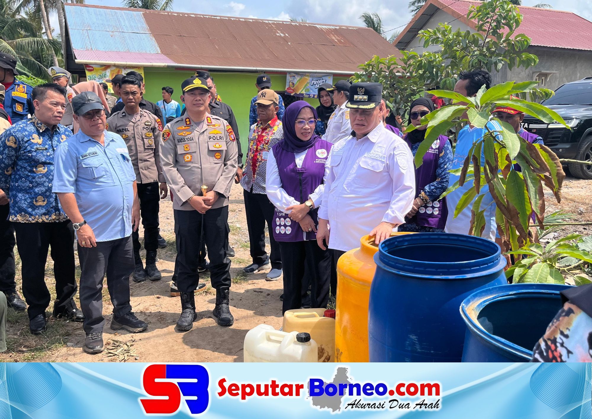 Bupati Kotim, H Halikinnor ketika menyalurkan air bersih kepada masyarakat di wilayah selatan. (FOTO: ISTIMEWA)
