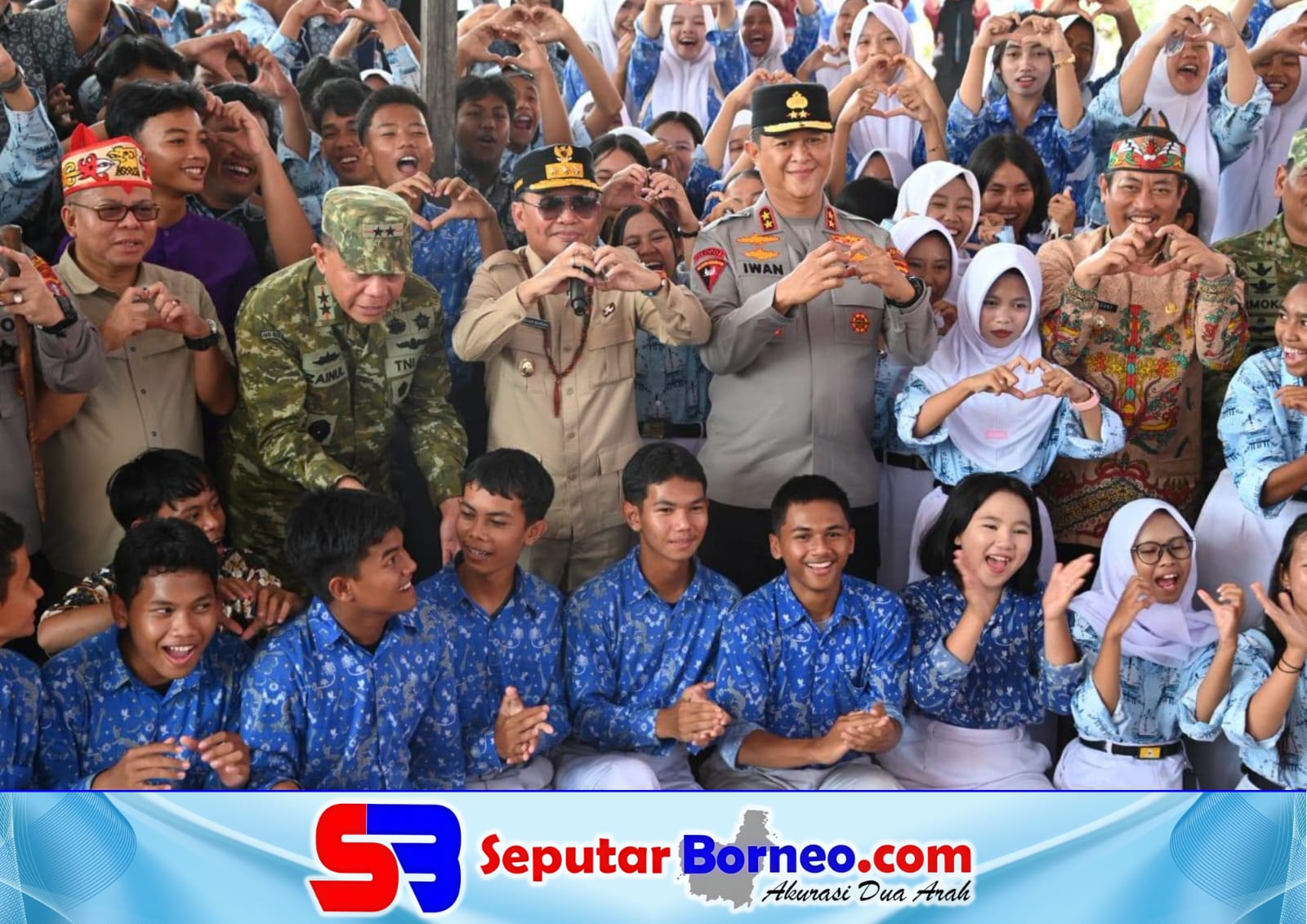 Gubernur Kalteng, H Agustiar Sabran bersama Pangdam dan Kapolda foto bersama siswa SMAN 1 Balai Riam, Kabupaten Sukamara. (FOTO:ISTIMEWA)