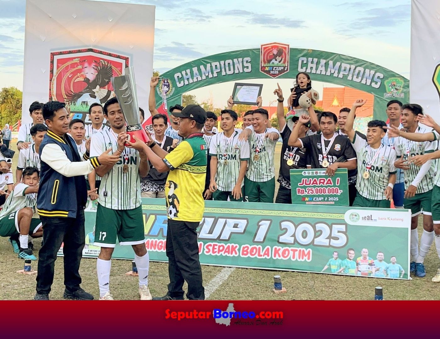 Turnamen Sepakbola HNR CUP 1 disambut dengan meriah dan sebagai juara adalah RSDM FC dan resmi ditutup. (FOTO:ITIMEWA)