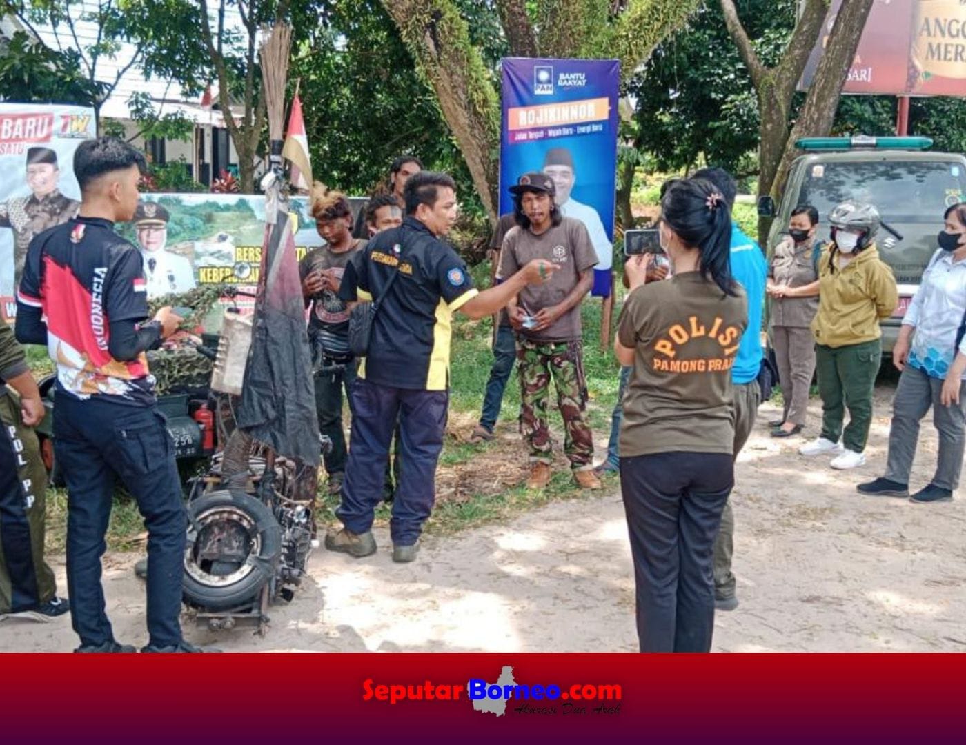 Petugas ketika memberikan teguran kepada anak jalanan yang membuat resah masyarakat. (FOTO:ISTIMEWA)