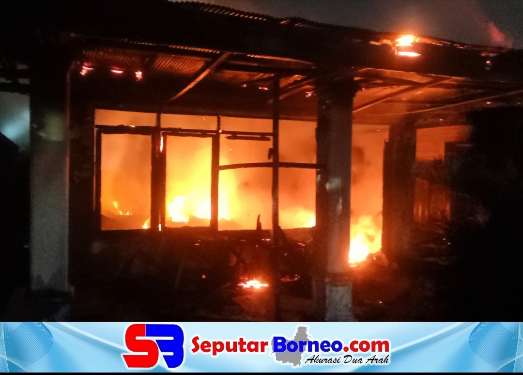 Kobaran api yang membakar rumah warga di Kecamatan MB Ketapang. (FOTO: ISTIMEWA)