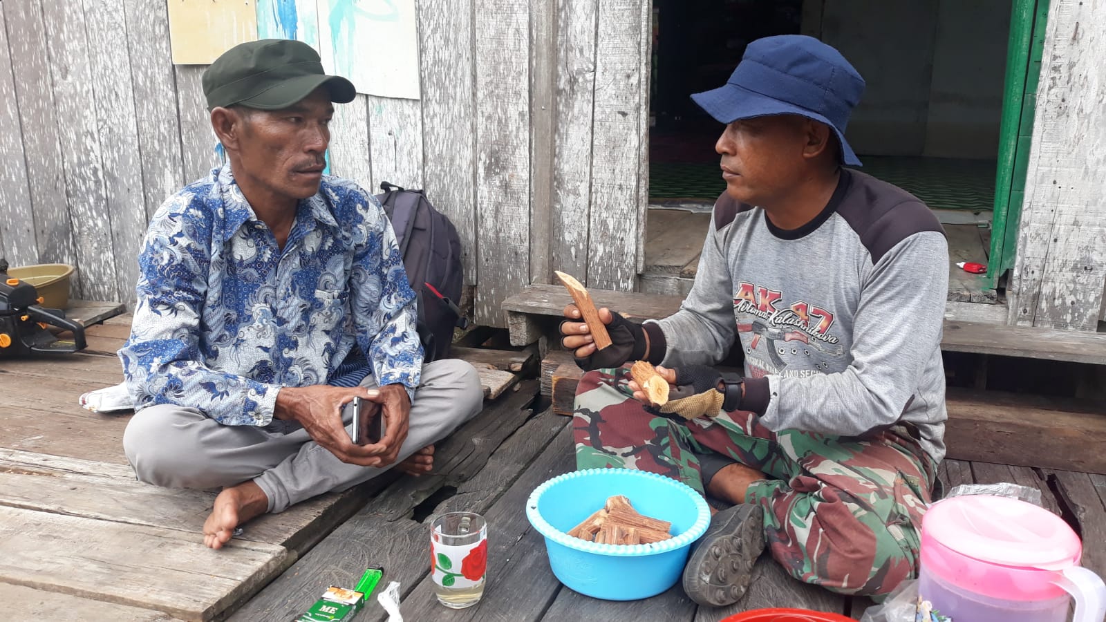 Ketua RT Ceritakan Manfaat Kayu Bajakah kepada Personel Satgas TMMD