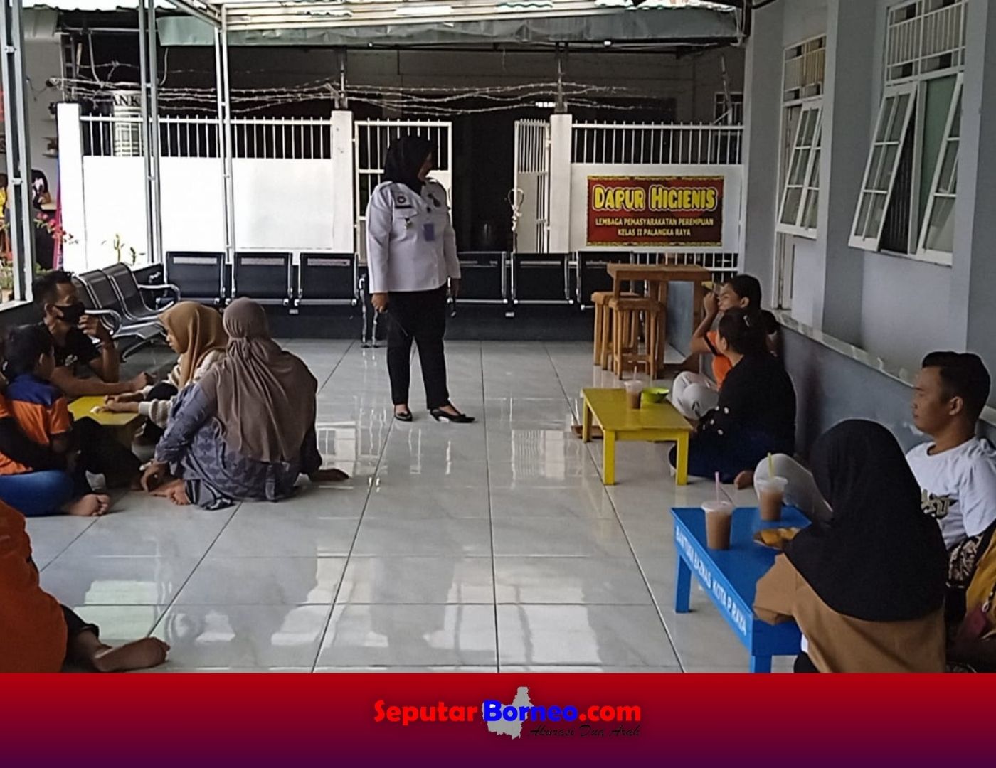 Petugas saat menyapa keluarga WBP yang sedang antre. (FOTO:ISTIMEWA)