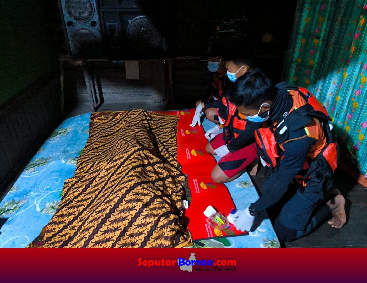 Tim SAR mengevakuasi korban tenggelam di Sungai Katingan ke rumah duka. (FOTO:BASARNAS)