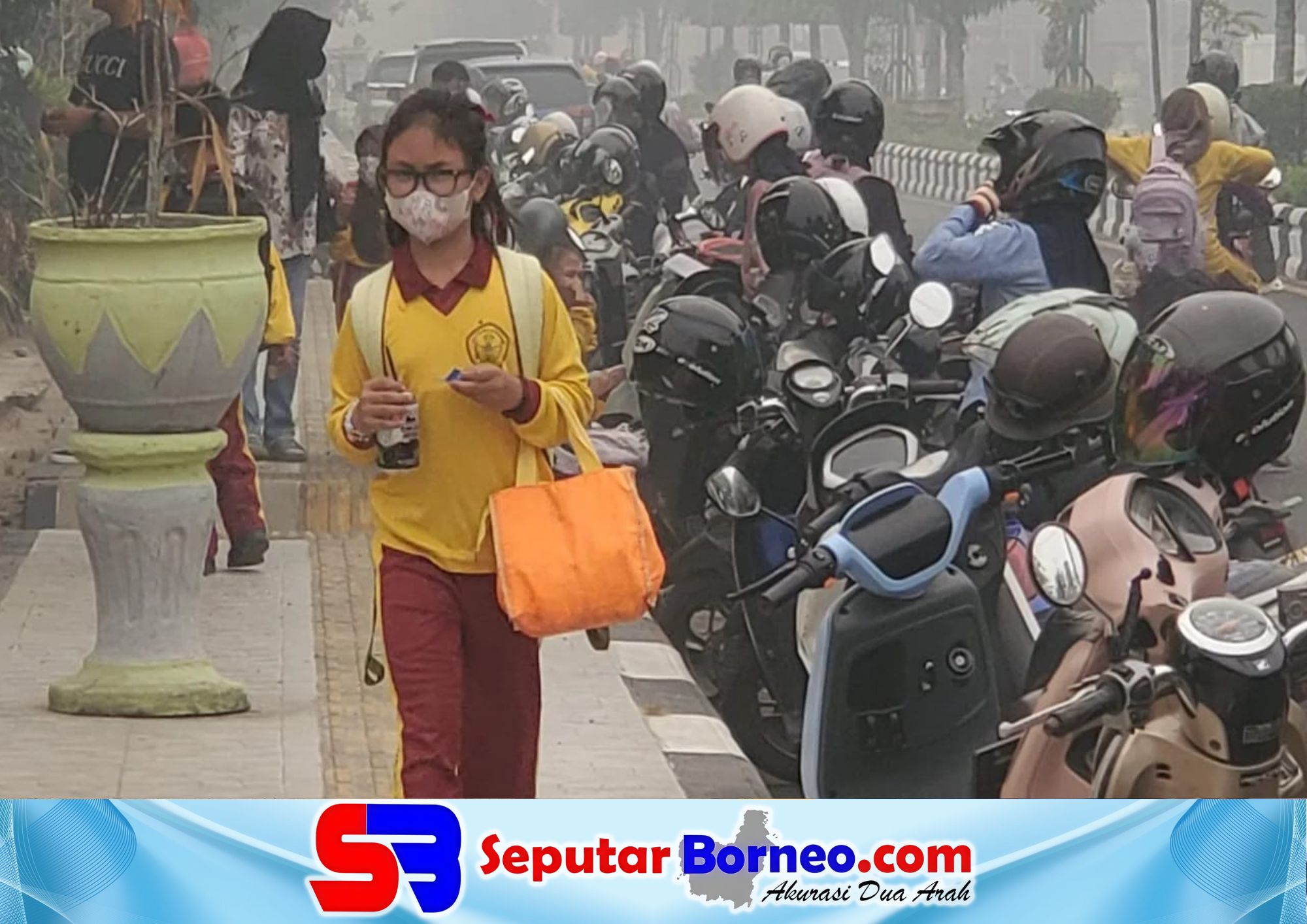 Tampak seorang siswa di Kotim pulang sekolah berjalan kaki ditengah kabut asap. (FOTO: ISTIMEWA)