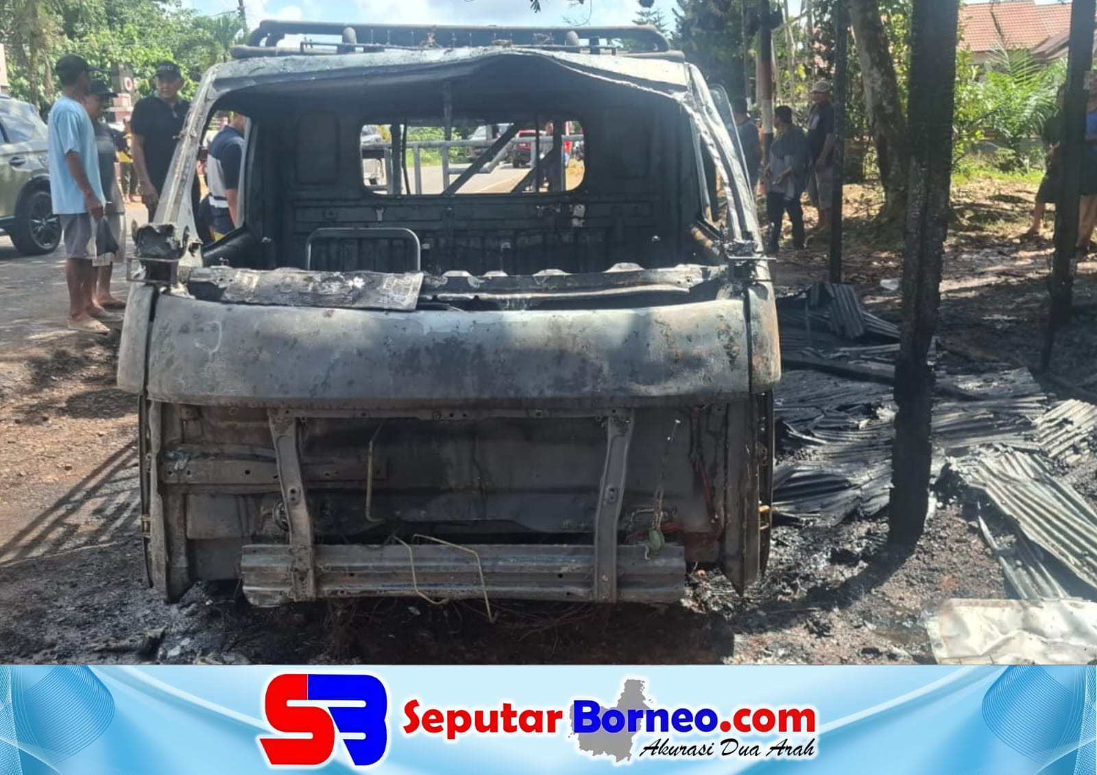 Pikap yang Melaju Tiba-Tiba Keluarkan Asap dan Terbakar, Api Hanguskan Rumah Warga