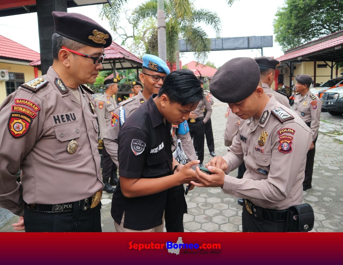 Pemeriksaan handphone milik personel Ditpamobvit Polda Kalteng, Kamis (4/7/2024).