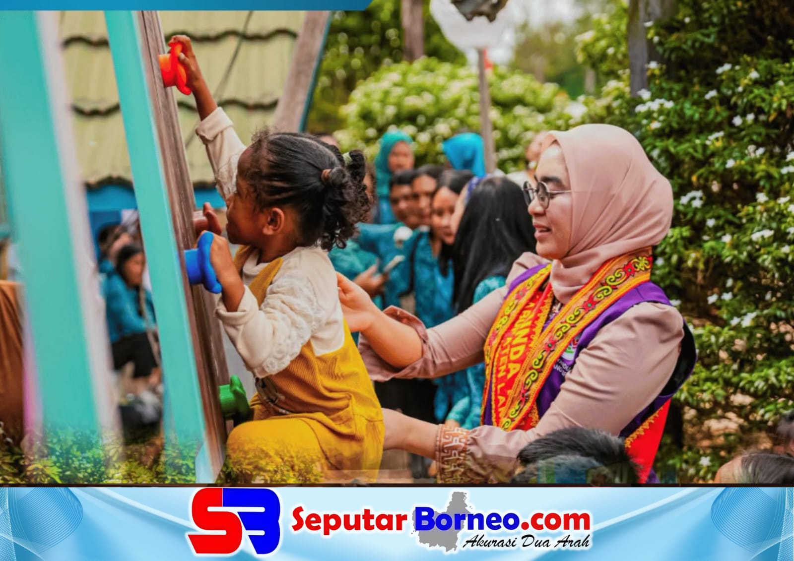 Ketua Tim Pembina Posyandu Lamandau Salurkan APE untuk PAUD di Dua Desa