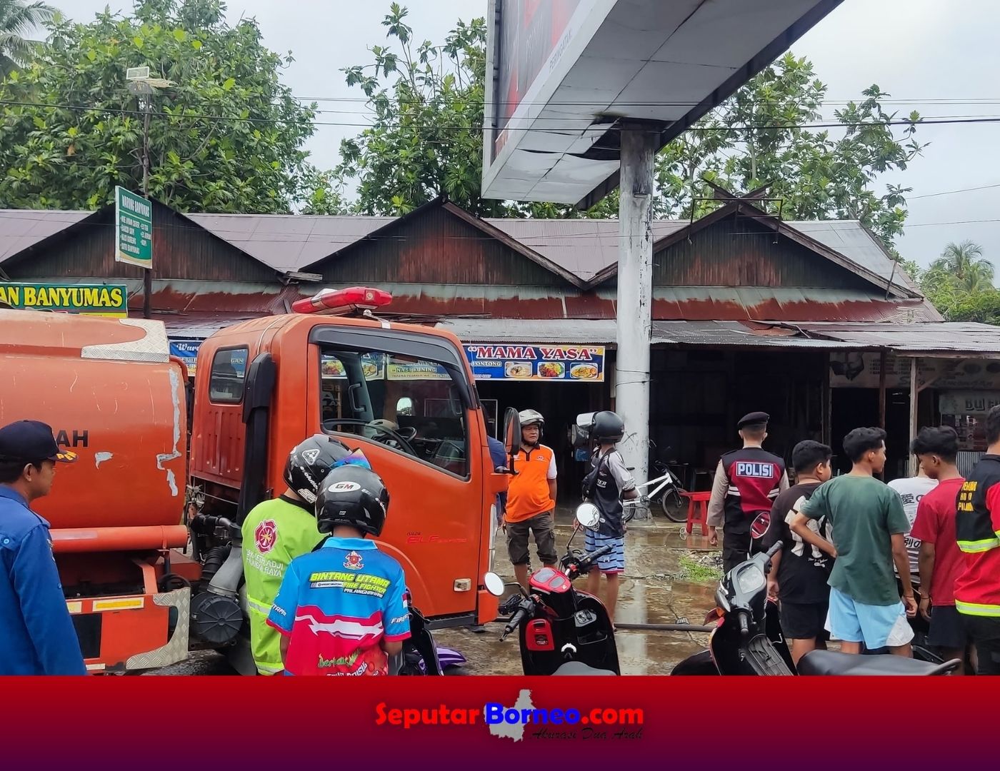 Tampak petugas pemadam dan masyarakat berusaha memadamkan api. (FOTO:SEPUTAR BORNEO)