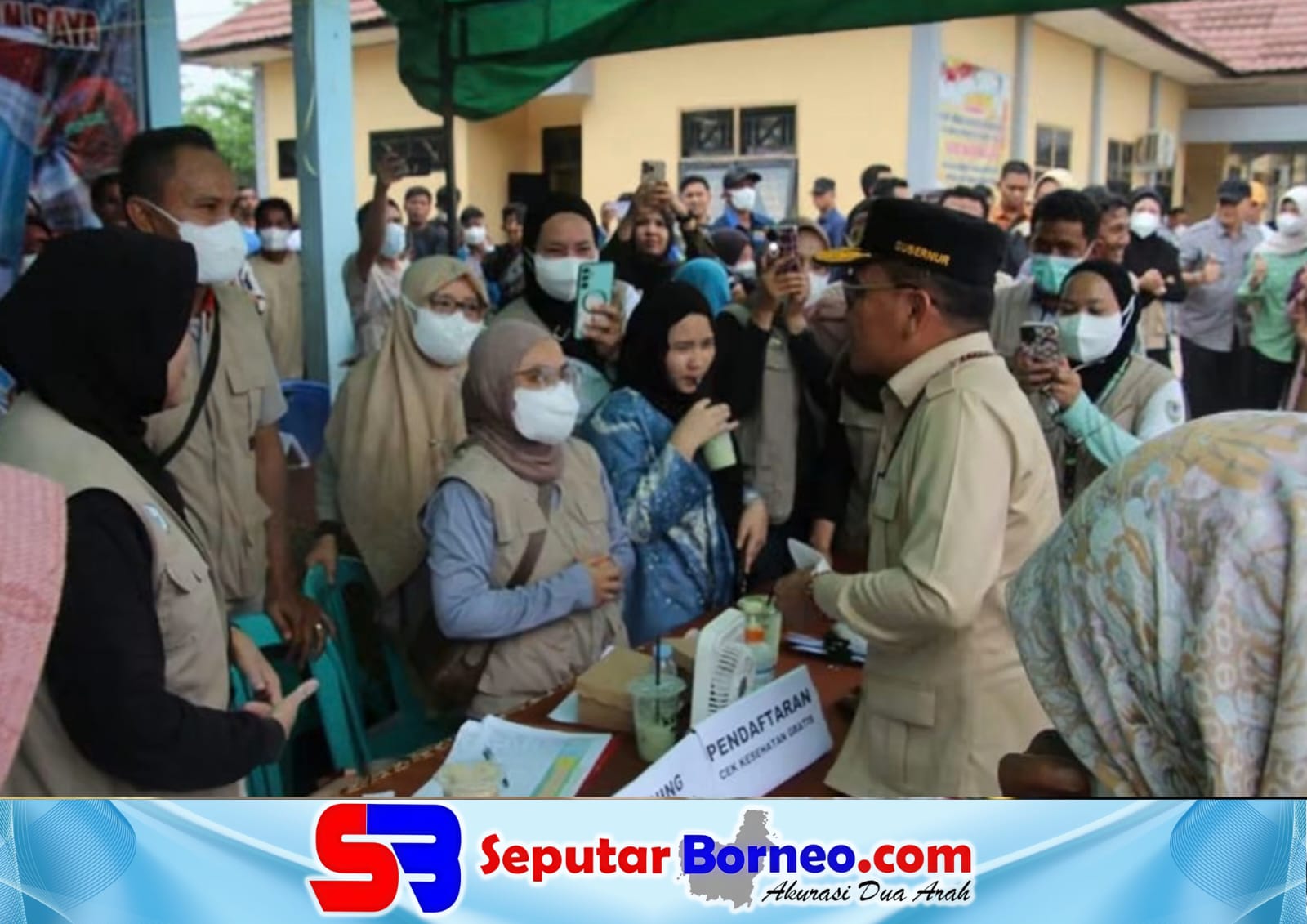 Gubernur Kalteng, Agustiar Sabran ketika meninjau lokasi penyaluran bantuan dan KHBS. (FOTO:ISTIMEWA)
