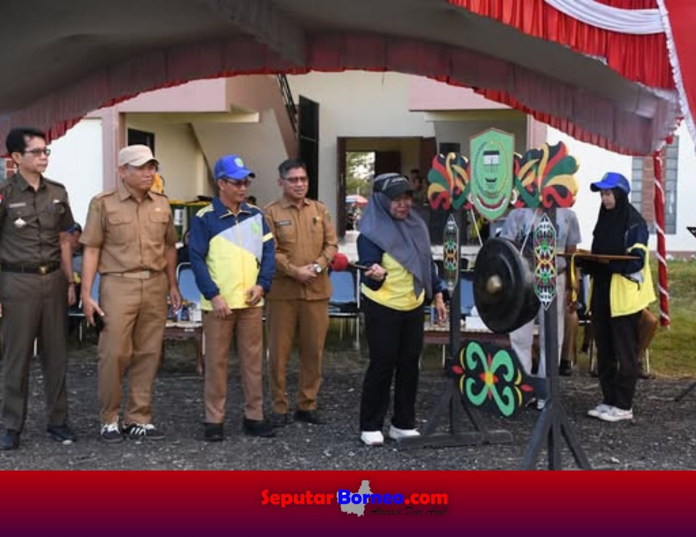 Asisten II Sekretariat Daerah Kabupaten Pulang Pisau, Deni Widanarni memukul gong tanda dibukanya Jambore Pemuda Handep Hapakat Tahun 2025. (FOTO:DISKOMINFO)