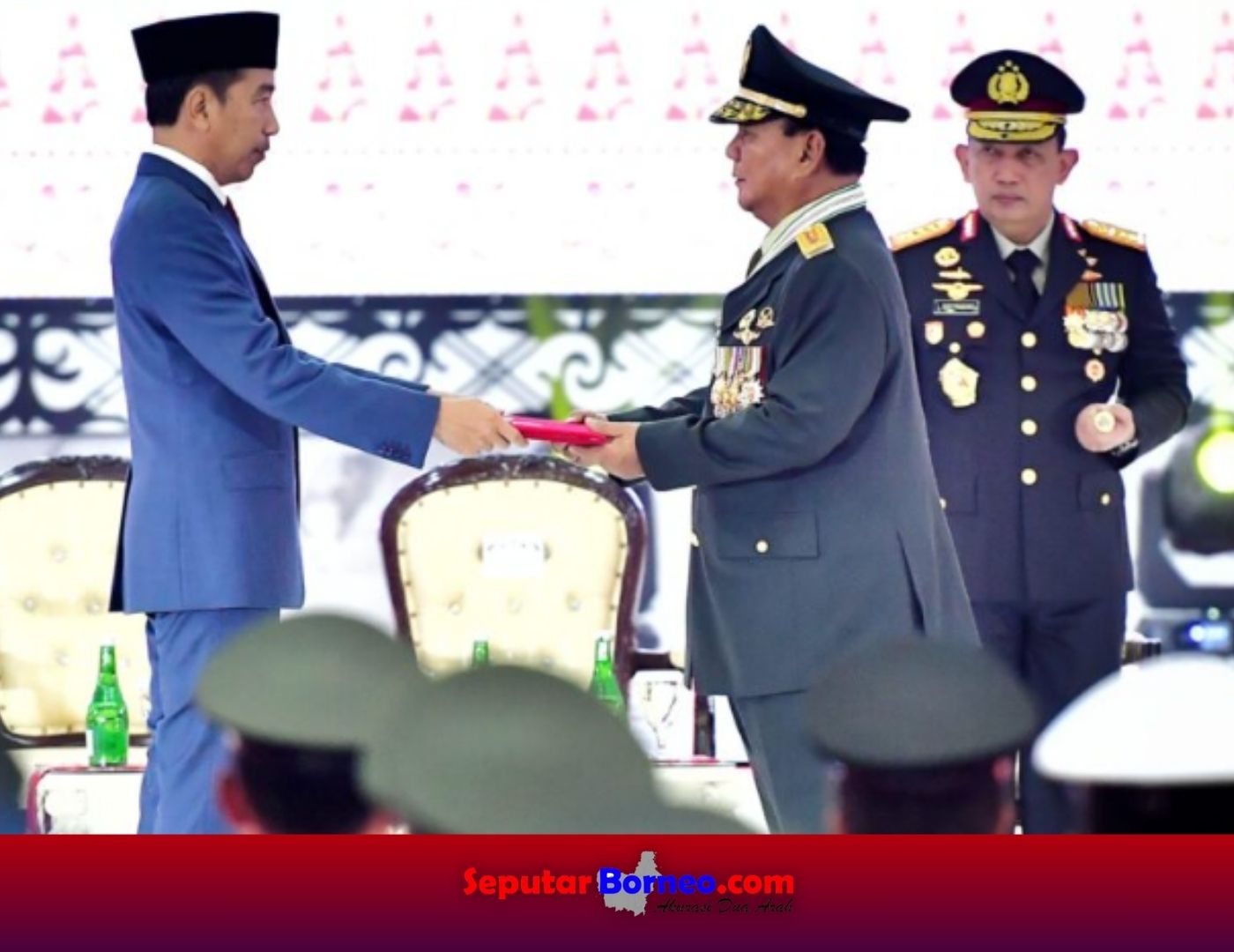 Jokowi Berikan Penganugrahan Pangkat Istimewa Kepada Prabowo Subianto