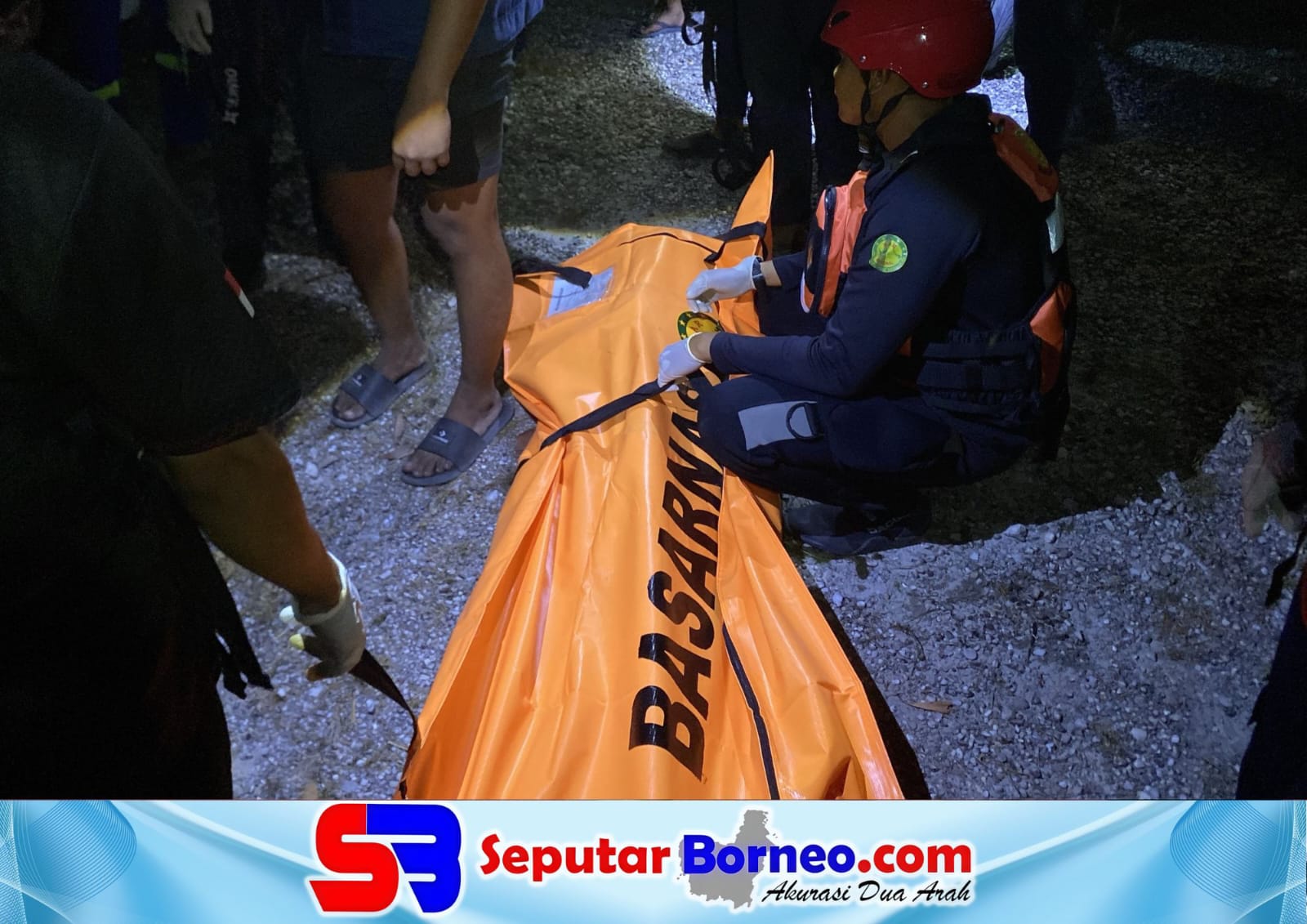 Tim SAR Gabungan melakukan evakuasi terhadap jasad korban. (FOTO:ISTIMEWA)