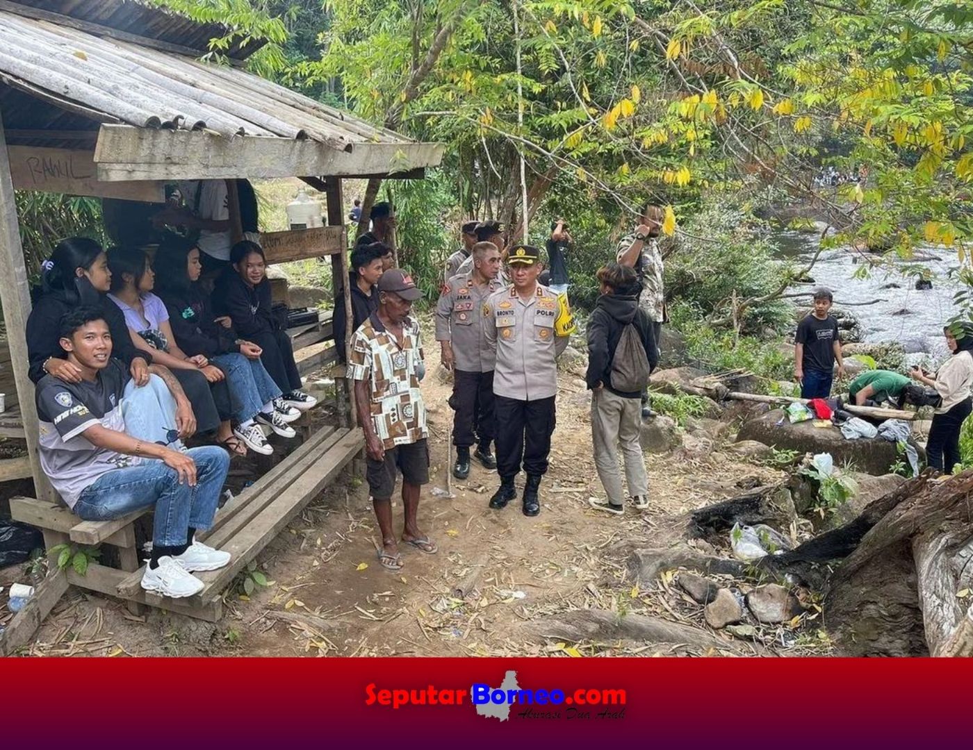 Kapolres Lamandau, AKBP Bronto Budiyono ketika menyambangi masyarakat dan langsung mendengarkan keluh kesah masyarakat. (FOTO:ISTIMEWA)