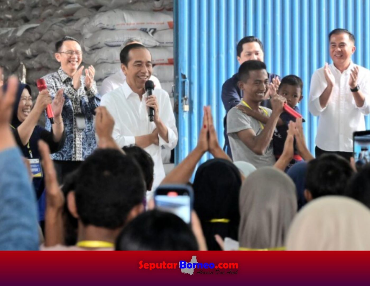 Jokowi Serahkan Bantuan Beras Kepada KPM di Bekas