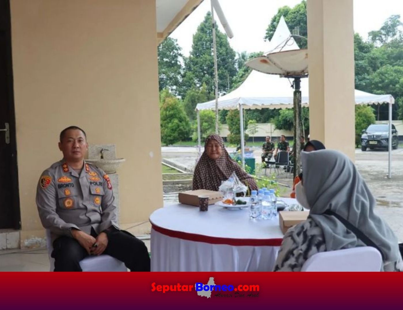 Kapolres Lamandau, AKBP Bronto Budiyono bersama Pj Bupati berdiskudi dengan masyarakat. (FOTO:ISTIMEWA)