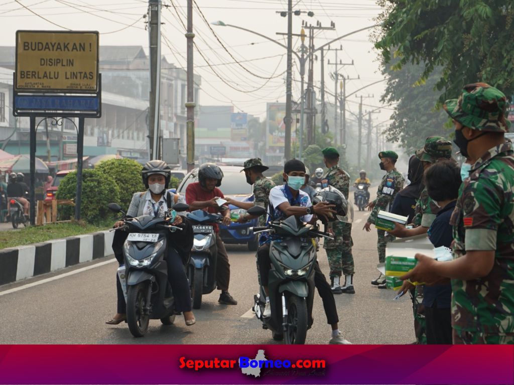 Cegah ISPA, Kodim Palangka Raya Bagikan Masker Kepada Masyarakat