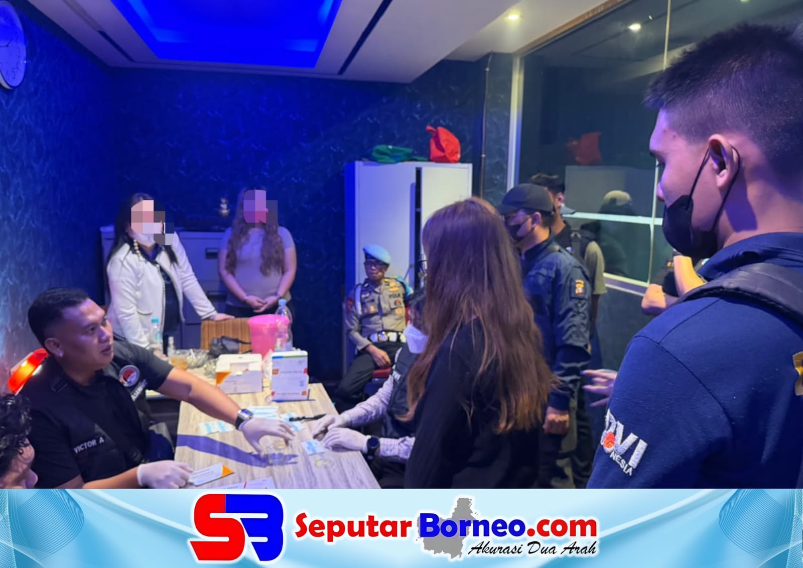 Petugas melakukan tes urine terhadap pengunjung tempat hiburan malam. (FOTO:ISTIMEWA)