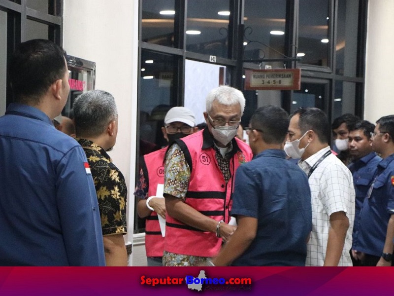 Enam tersangka terduga korupsi saat digiring oleh Kejaksaan Agung. (FOTO:ISTIMEWA)