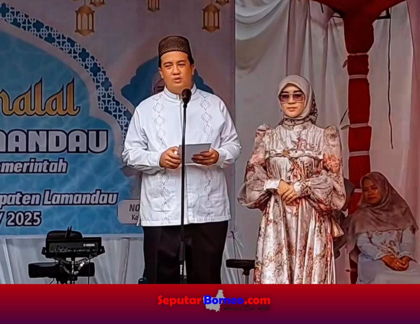 Bupati Lamandau Rizky Aditya Putra dan Ketua TP PKK Kabupaten Lamandau Norol Latifah Rizky Aditya, ketika sampaikan sambutan dalam halal bihalal, Rabu (16/4/2025). FOTO: DISKOMINFOSTANDI
