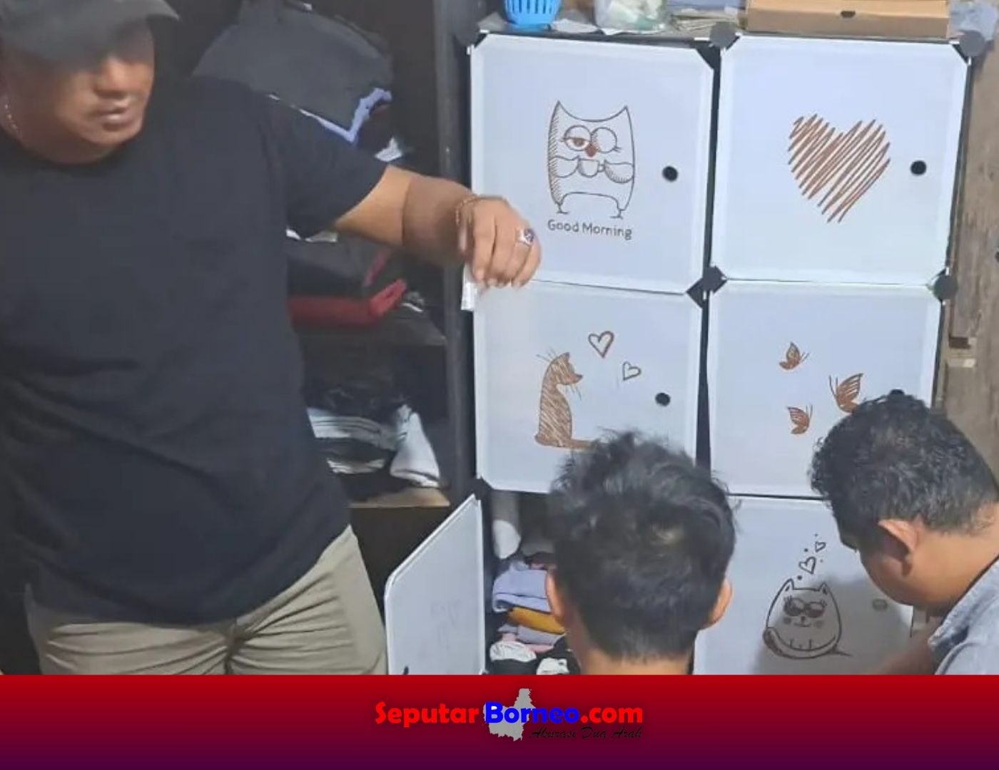 Kepolisian saat melalukan penggeledahan rumah terduga pelaku yang sering dijadikan tempat transaksi sabu. (FOTO:POLISI)