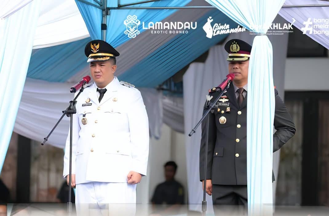 Bupati Lamandau, Rizky Aditya Putra, bertindak sebagai inspektur upacara pada peringatan Hari Bhayangkara ke-80. (FOTO:ISTIMEWA)