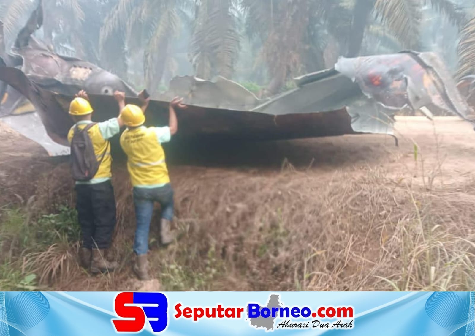 Karyawan perusahaan ketika menemukan benda mesterius di perkebunan sawit PT Agro Bukit. (FOTO:ISTIMEWA)