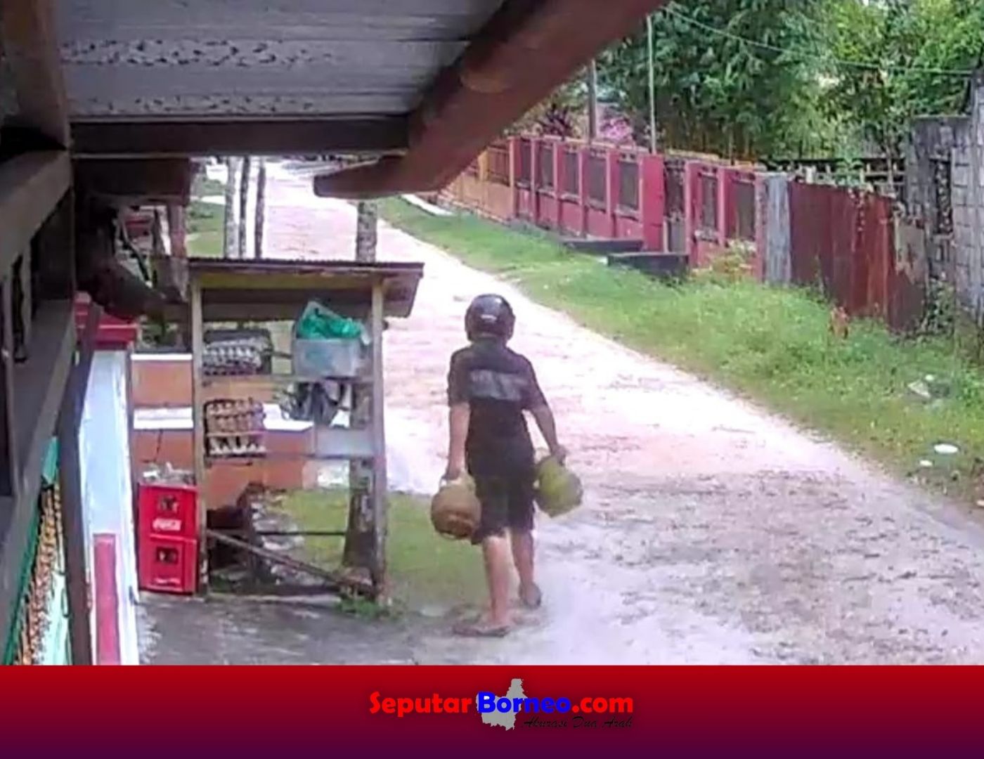 Aksi Pencurian Dua Tabung Gas di Kawasan Rajawali Terekam CCTV