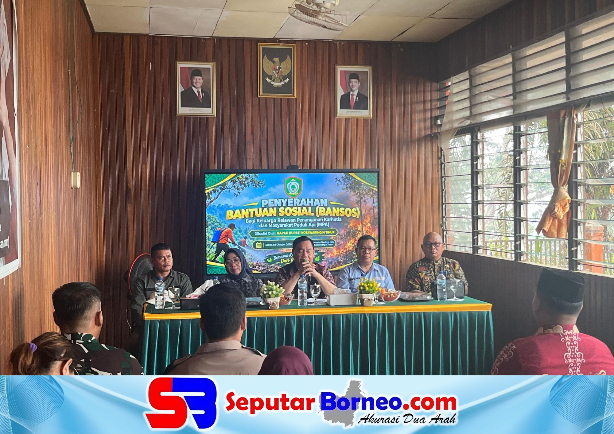 Camat Mentaya Hulu, Edison saat mendampingi Bupati H Halikinnor menyerahkan bansos kepada masyarakat terdampak karhutla. (FOTO: ISTIMEWA)