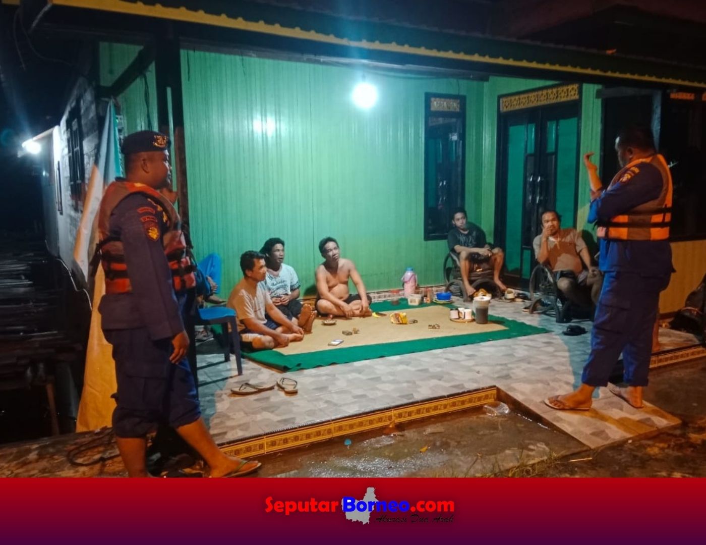 Petugas memberikan edukasi mengenai kriminalitas perairan terhadap warga setempat. (FOTO:ISTIMEWA)