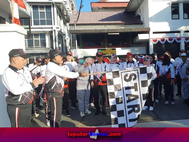 Kejaksaan Tinggi Kalimantan Selatan melaksanakan jalan sehat dalam memeriahkan HBA dan IAD. (FOTO:ISTIMEWA)