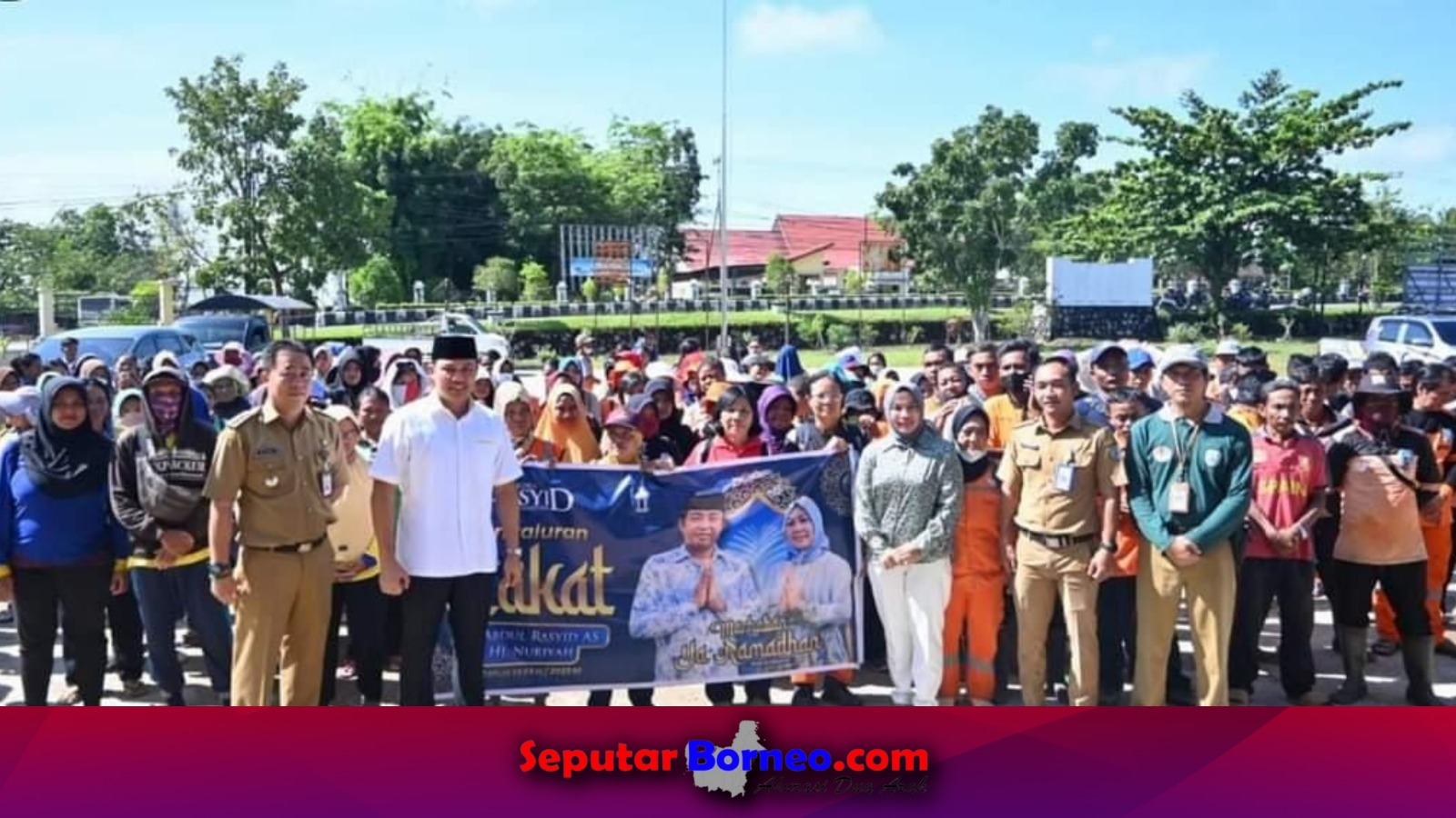 Petugas Kebersihan Menerima Zakat dari H Abdul Rasyid