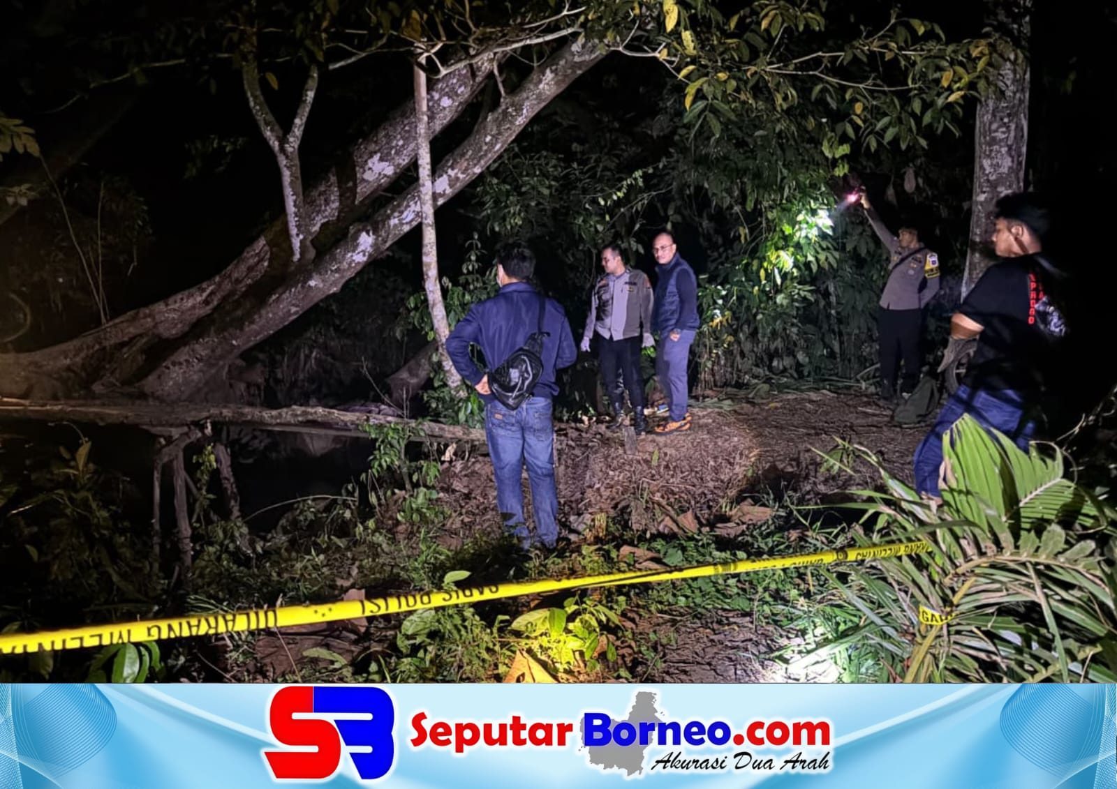 Petugas cek lokasi ditemukan korban bernama Supardi ditemukan tertelungkup di atas jembatan titian di Desa Batuah, Selasa (13/10/2026) malam.FOTO: ISTIMEWA/SB